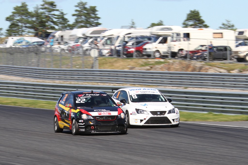 Tino V. Jørgensen og Allan Kristensen havde flere gode kampe på banen, og det var Allan der trak sig sejrrigt ud af den duel
(Foto: Keld Dohm)